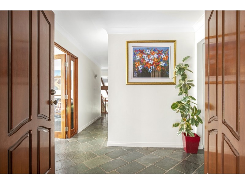 4 Summit Crescent, Carrara QLD 4211