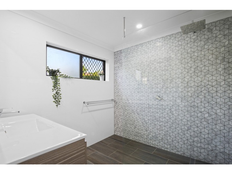 4 Summit Crescent, Carrara QLD 4211