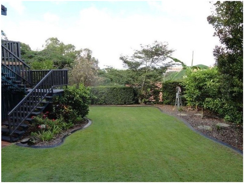 4 Summit Crescent, Carrara QLD 4211