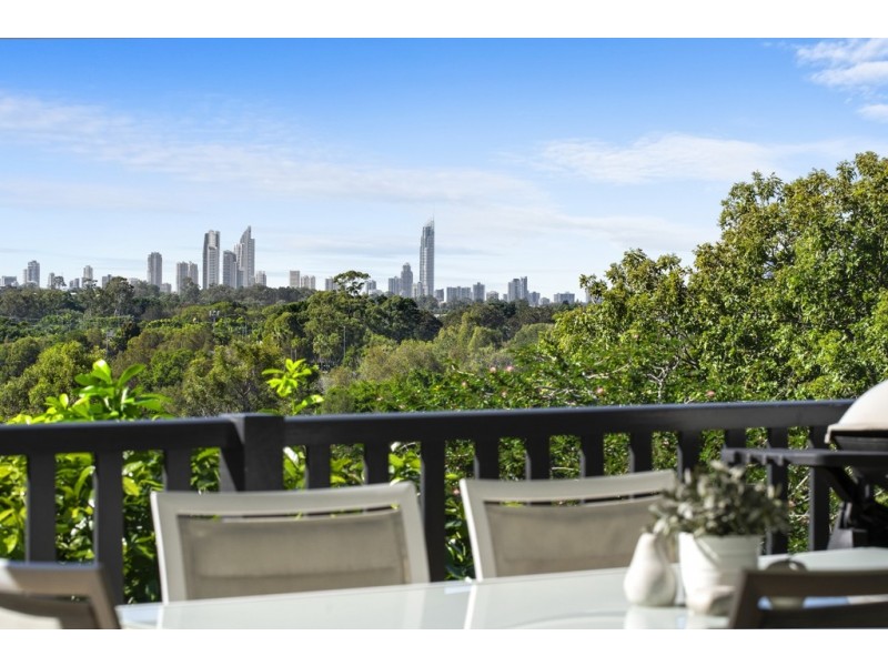4 Summit Crescent, Carrara QLD 4211