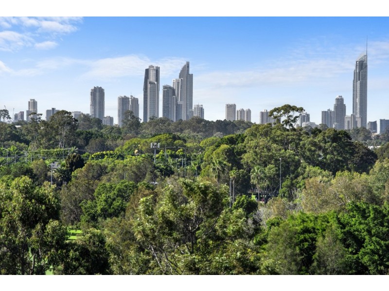 4 Summit Crescent, Carrara QLD 4211