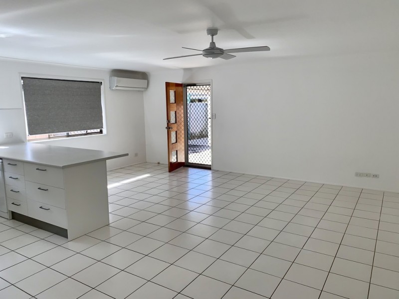 2/148 Kumbari Ave, Labrador QLD 4215