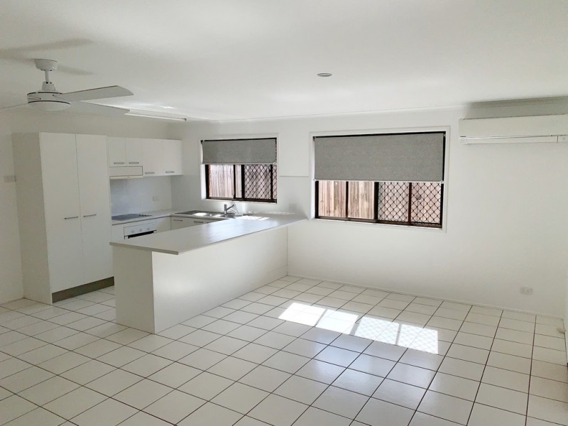 2/148 Kumbari Ave, Labrador QLD 4215