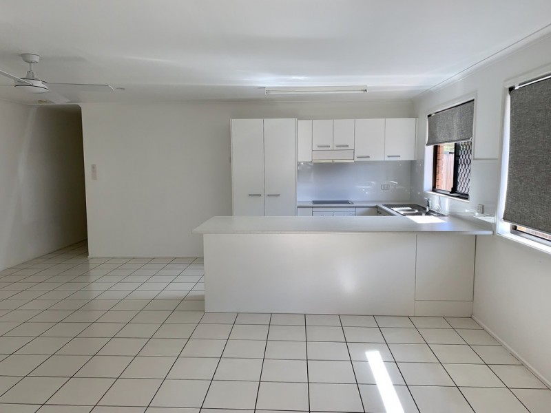 2/148 Kumbari Ave, Labrador QLD 4215