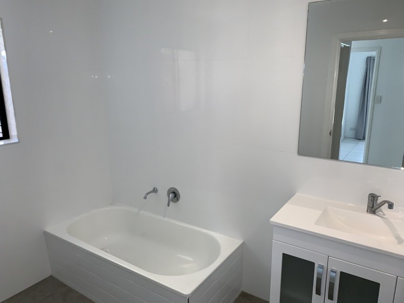 2/148 Kumbari Ave, Labrador QLD 4215