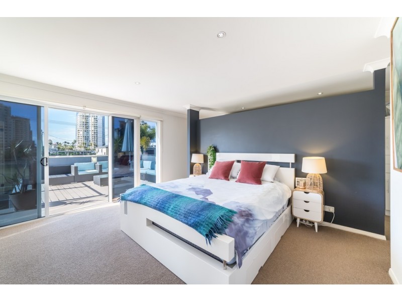 35 Amalfi Drive, Isle Of Capri QLD 4217