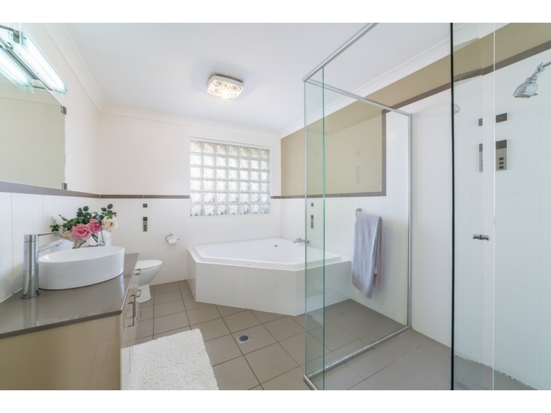 35 Amalfi Drive, Isle Of Capri QLD 4217