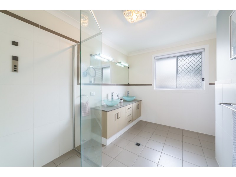 35 Amalfi Drive, Isle Of Capri QLD 4217