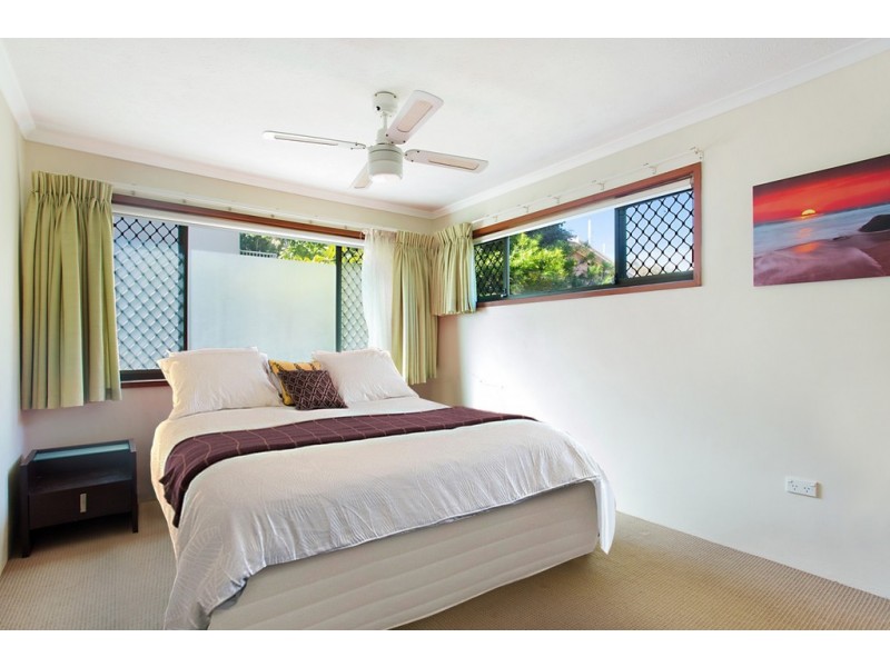 2/12 Rosewood Ave, Broadbeach QLD 4218