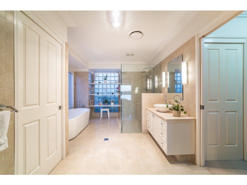 54 Port Jackson Boulevard, Clear Island Waters QLD 4226