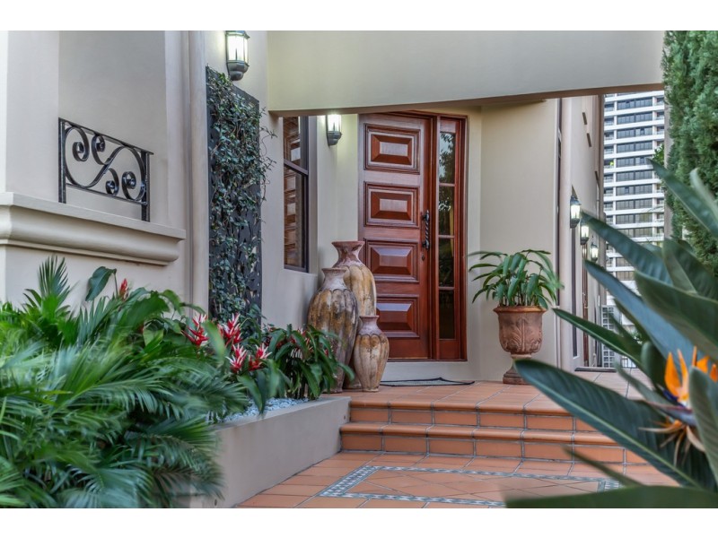 2/9 Tarcoola Crescent, Chevron Island QLD 4217