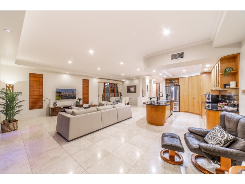 2/9 Tarcoola Crescent, Chevron Island QLD 4217