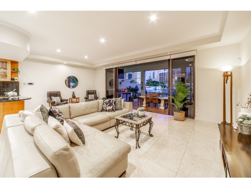 2/9 Tarcoola Crescent, Chevron Island QLD 4217
