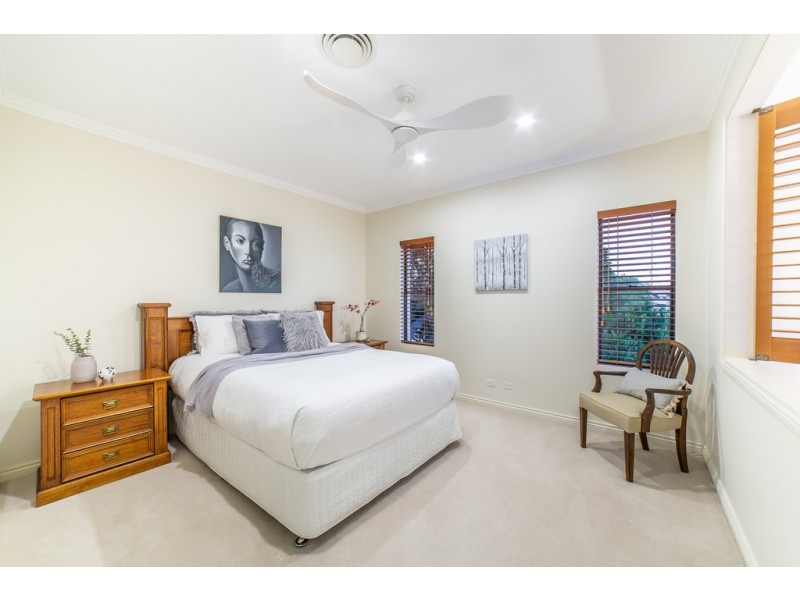 2/9 Tarcoola Crescent, Chevron Island QLD 4217