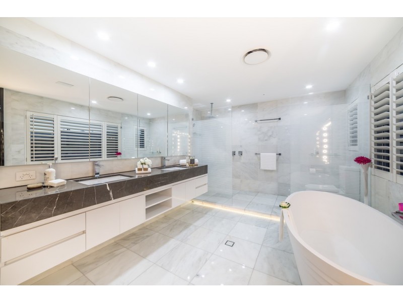 1 Saywell Street, Sorrento QLD 4217