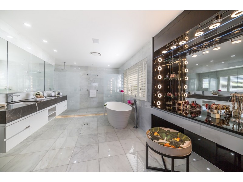 1 Saywell Street, Sorrento QLD 4217