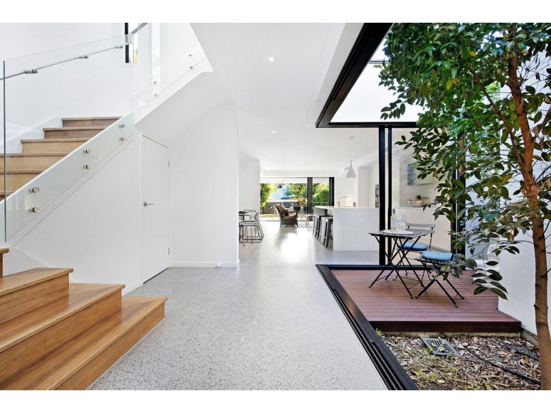 2/11 Holland Court, Broadbeach Waters QLD 4218