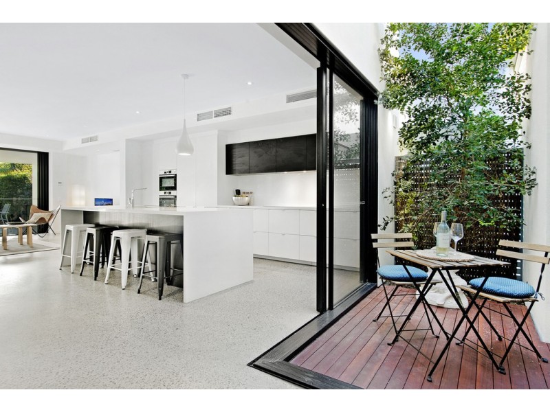 2/11 Holland Court, Broadbeach Waters QLD 4218