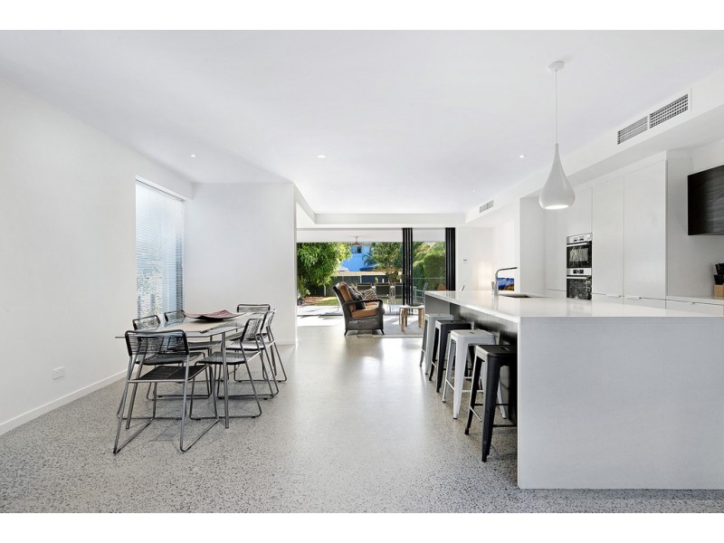 2/11 Holland Court, Broadbeach Waters QLD 4218