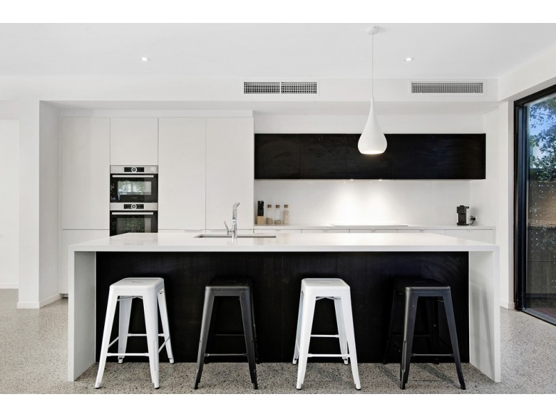 2/11 Holland Court, Broadbeach Waters QLD 4218