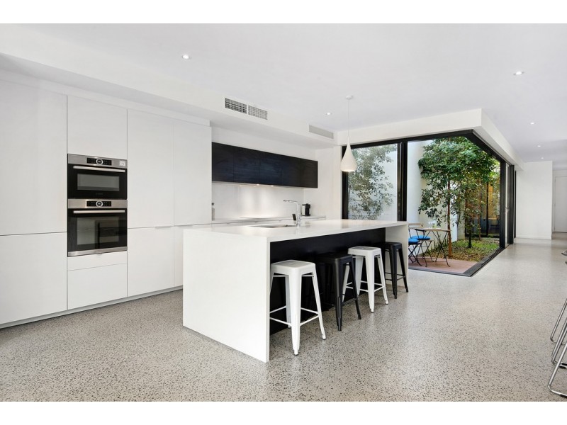 2/11 Holland Court, Broadbeach Waters QLD 4218