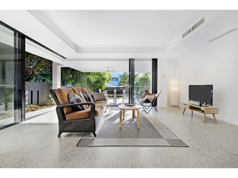 2/11 Holland Court, Broadbeach Waters QLD 4218