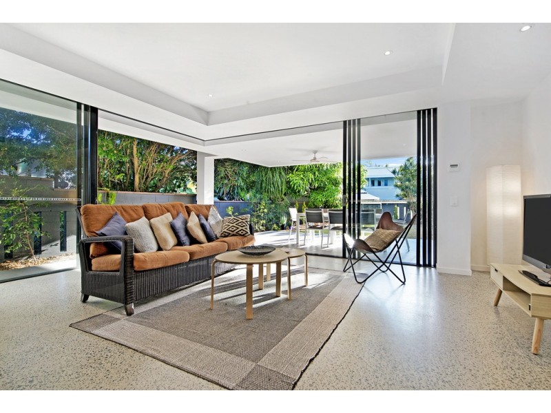 2/11 Holland Court, Broadbeach Waters QLD 4218