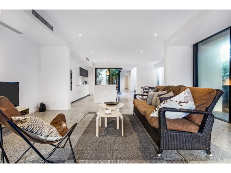 2/11 Holland Court, Broadbeach Waters QLD 4218