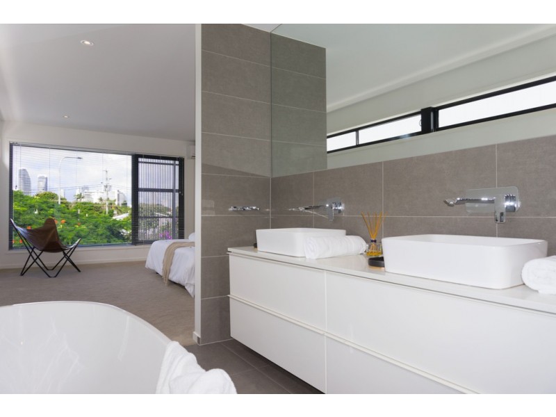 2/11 Holland Court, Broadbeach Waters QLD 4218