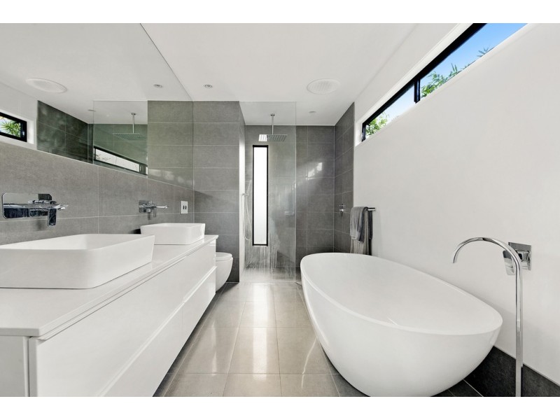 2/11 Holland Court, Broadbeach Waters QLD 4218