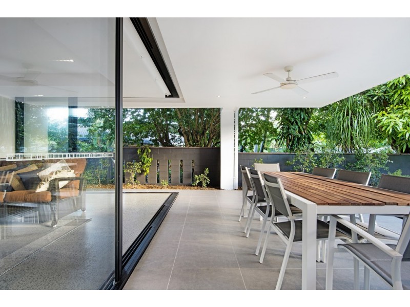 2/11 Holland Court, Broadbeach Waters QLD 4218