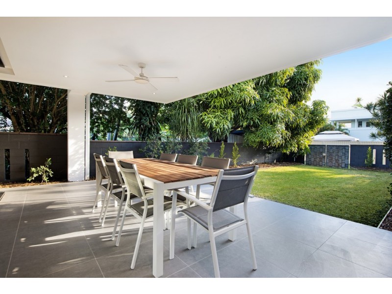 2/11 Holland Court, Broadbeach Waters QLD 4218