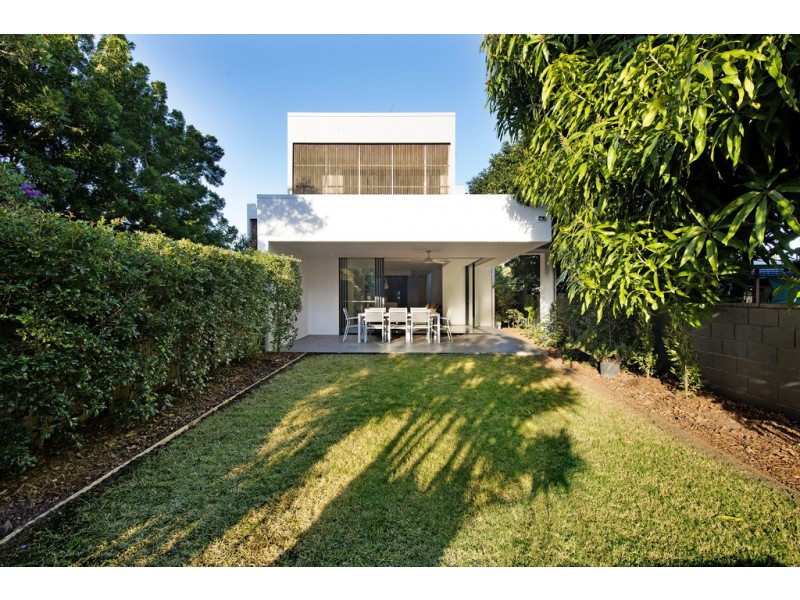 2/11 Holland Court, Broadbeach Waters QLD 4218
