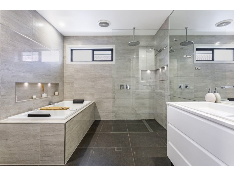 5 Hixson Court, Mermaid Waters QLD 4218