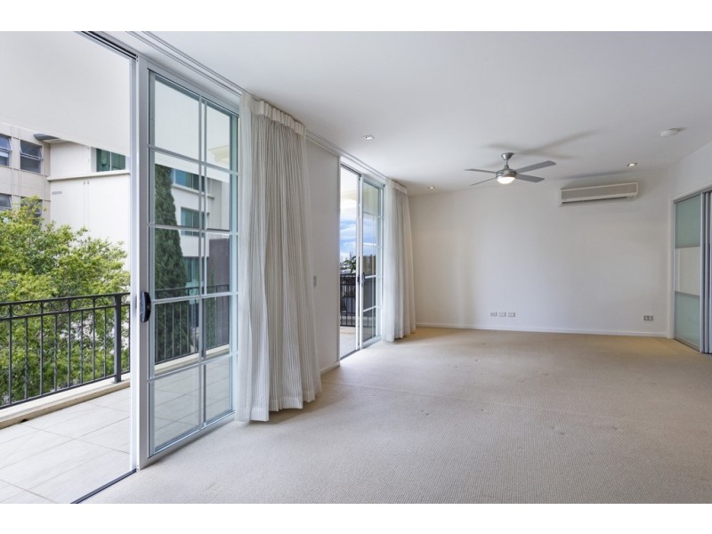 2032/3029 The Boulevard, Carrara QLD 4211