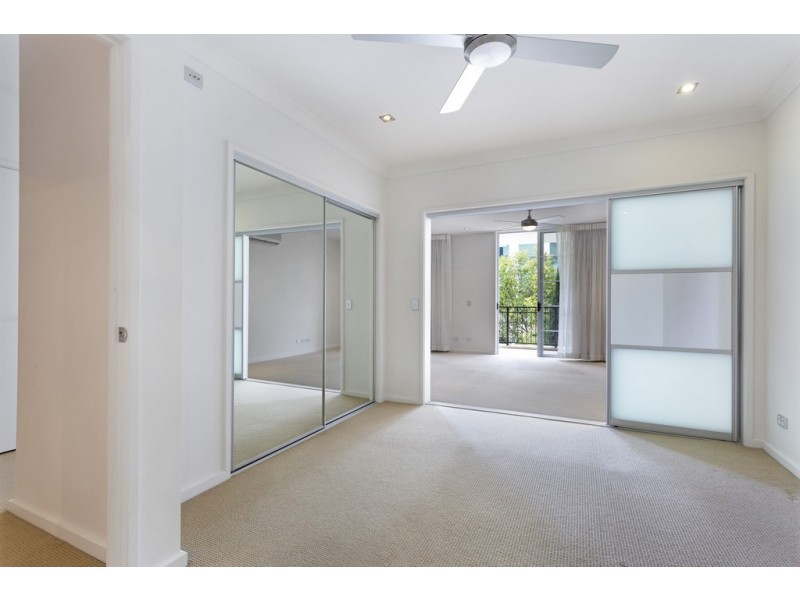 2032/3029 The Boulevard, Carrara QLD 4211