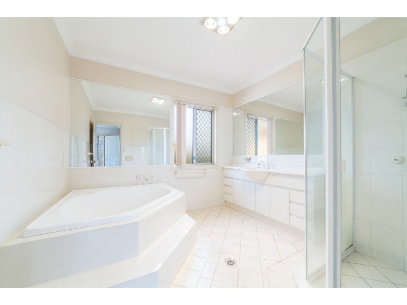 1 Balmoral Avenue, Sorrento QLD 4217