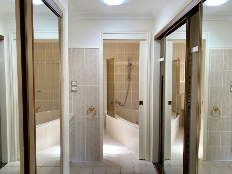 10 Mcilwain Drive, Mermaid Waters QLD 4218