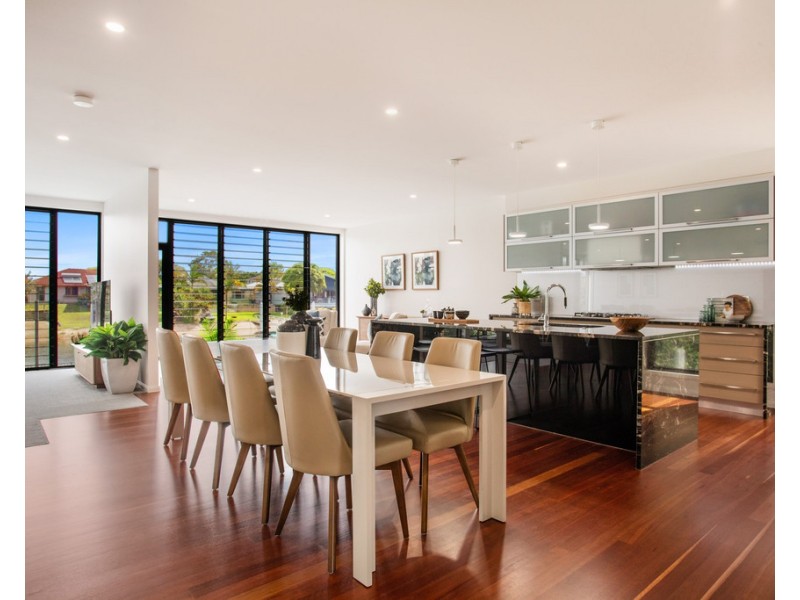 50 Moana Park Avenue, Broadbeach Waters QLD 4218