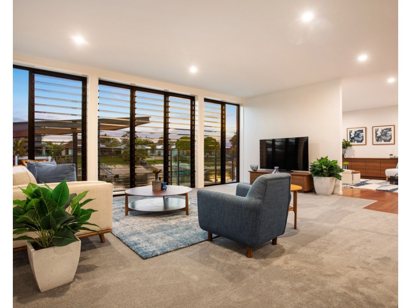 50 Moana Park Avenue, Broadbeach Waters QLD 4218