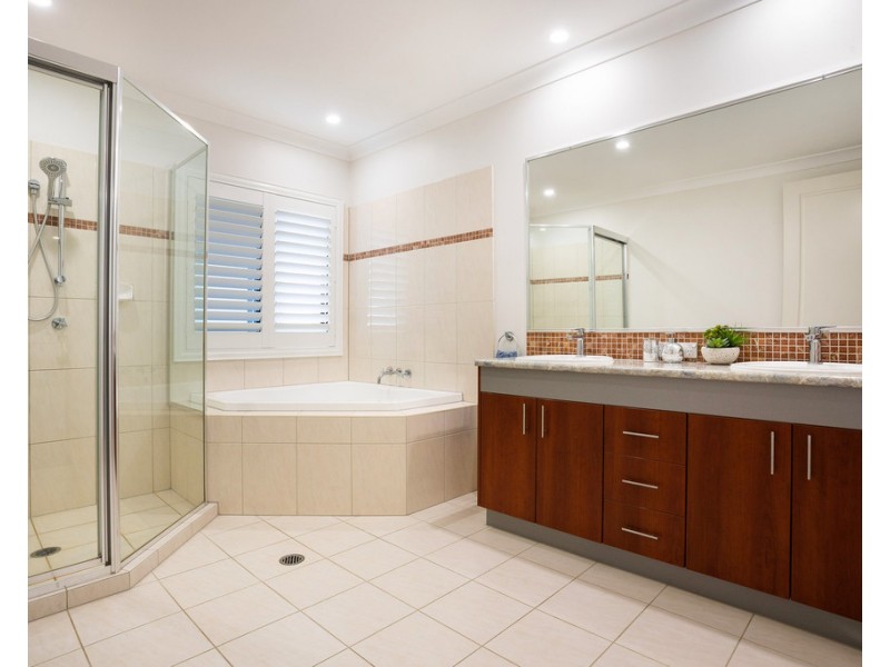 50 Moana Park Avenue, Broadbeach Waters QLD 4218