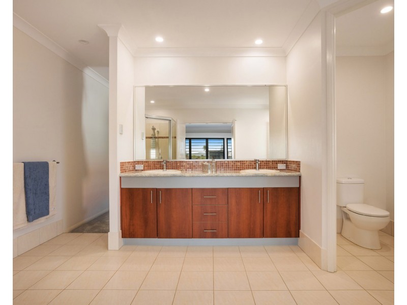 50 Moana Park Avenue, Broadbeach Waters QLD 4218