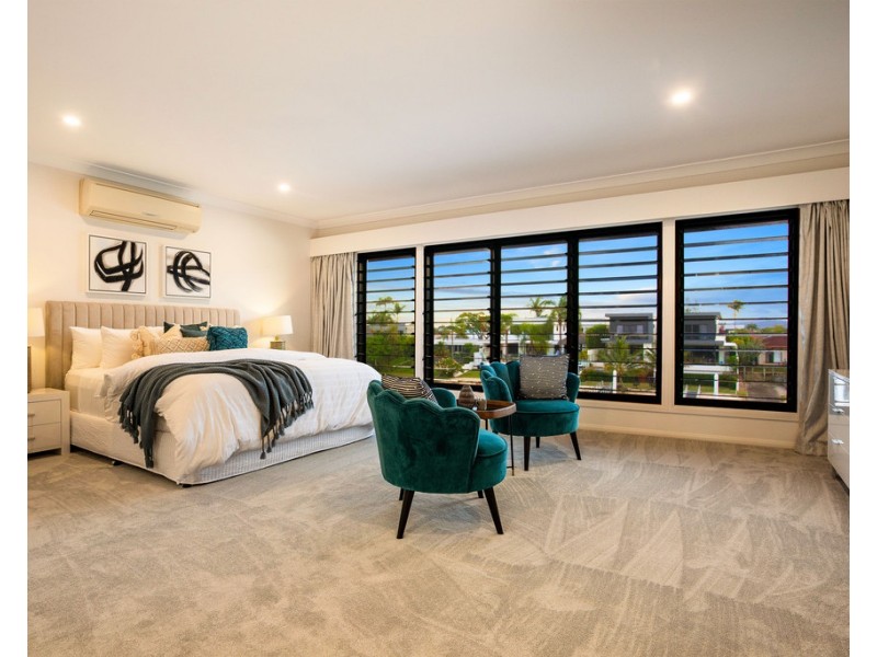 50 Moana Park Avenue, Broadbeach Waters QLD 4218