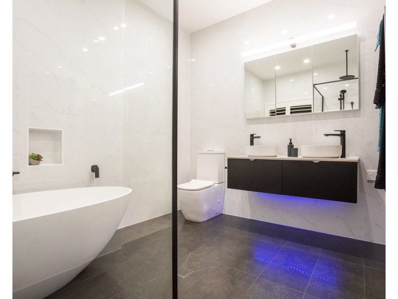 50 Moana Park Avenue, Broadbeach Waters QLD 4218