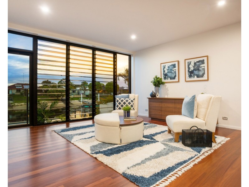 50 Moana Park Avenue, Broadbeach Waters QLD 4218