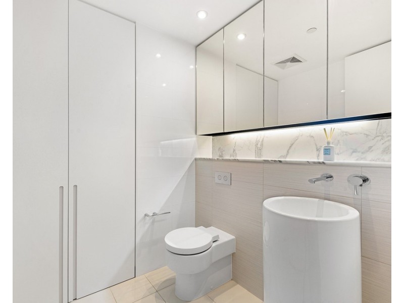 23001 The Oracle 21 Elizabeth Avenue, Broadbeach QLD 4218