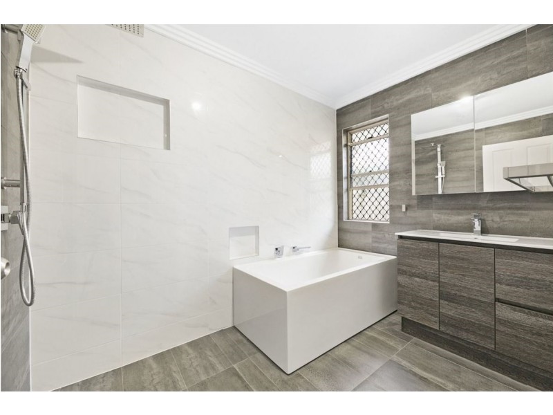 11 Fanning Court, Pacific Pines QLD 4211