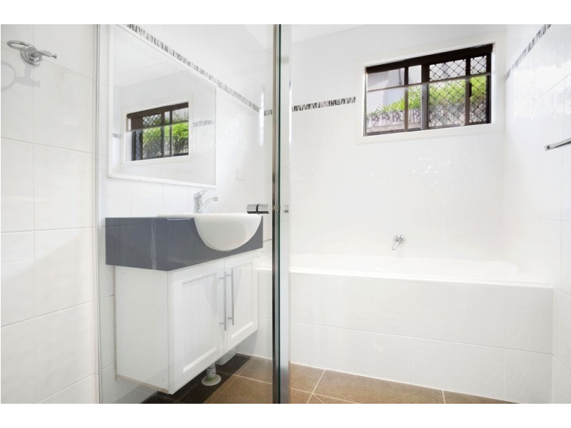 34 Allambi Avenue, Broadbeach Waters QLD 4218