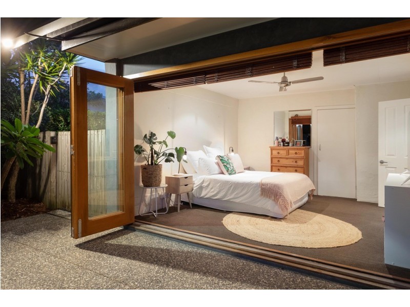 34 Allambi Avenue, Broadbeach Waters QLD 4218