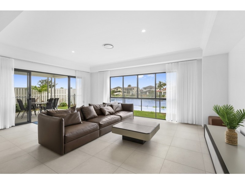 12 Lakeview Blvd, Mermaid Waters QLD 4218